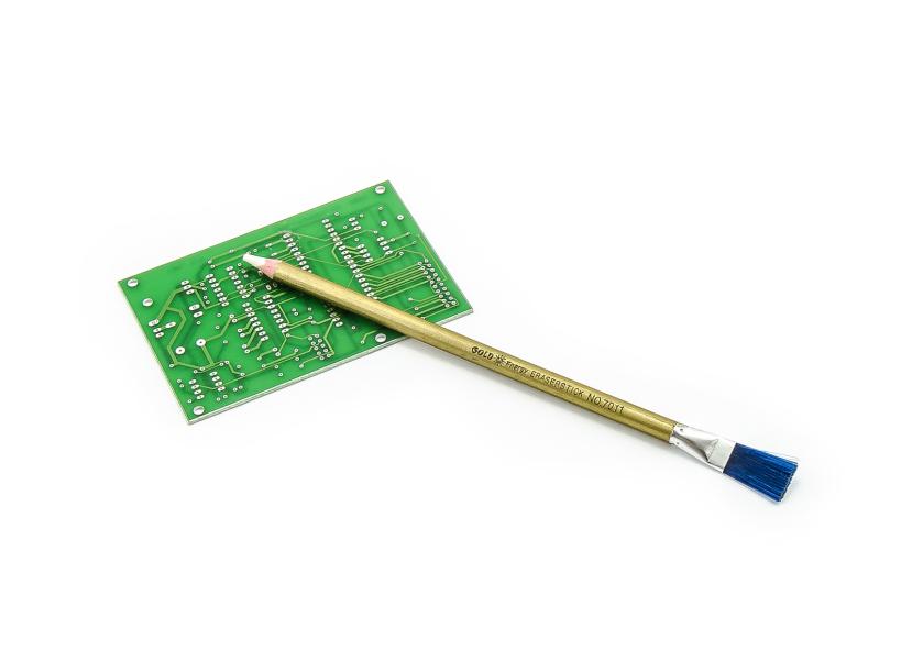 Caoutchouc en crayon pour nettoyer les contacts du PCB avec une brosse