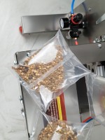 Machine d'emballage verticale pneumatique XT500 avec distributeur de produits en vrac et emballage sous atmosphère protectrice (MAP) 10-500g