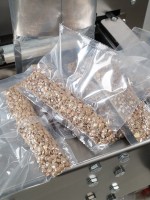 Machine d'emballage verticale pneumatique XT500 avec distributeur de produits en vrac et vide intégré 10-500g